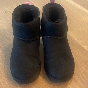 UGG Mini boot black size 7